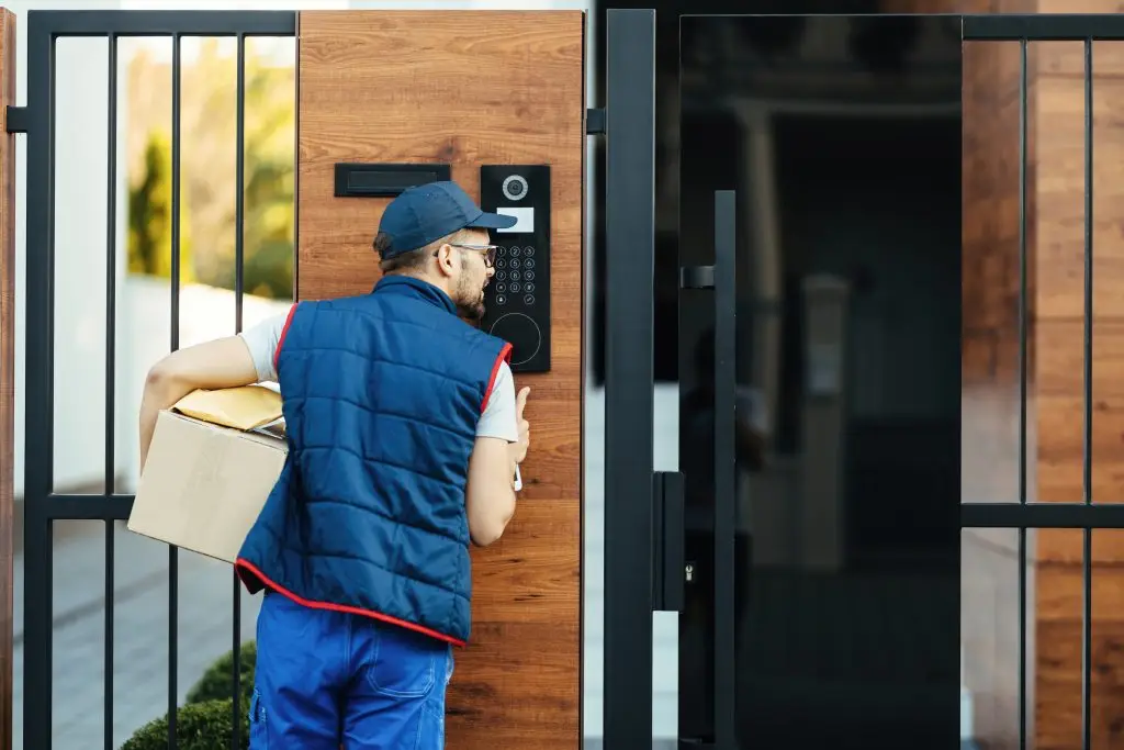 Technicien installant un interphone
